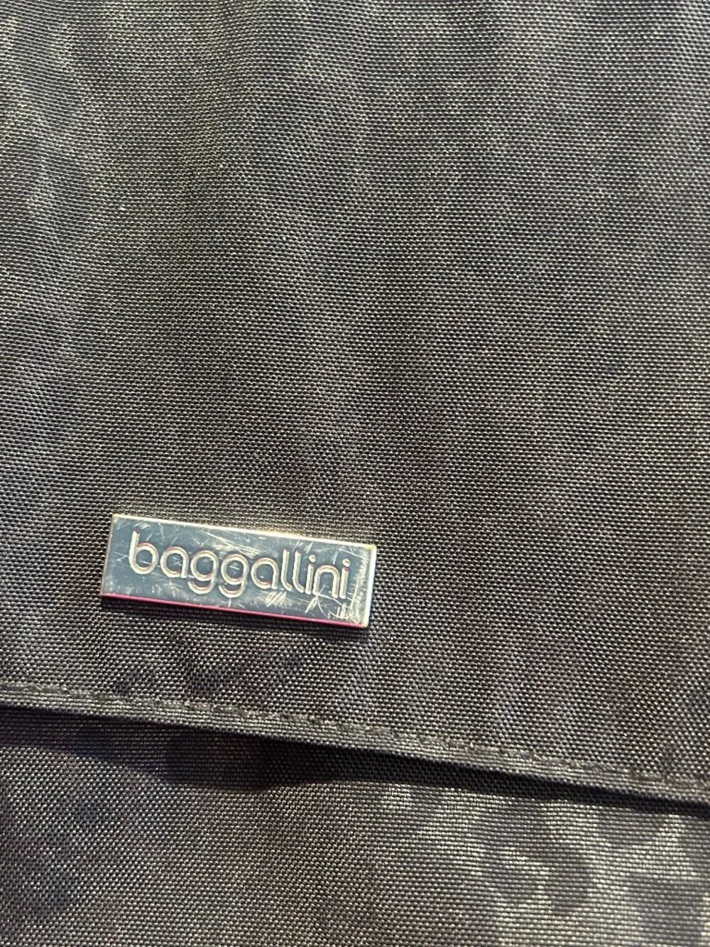 baggallini Pocket Town Crossbody bag in the black cheetah embossed pattern